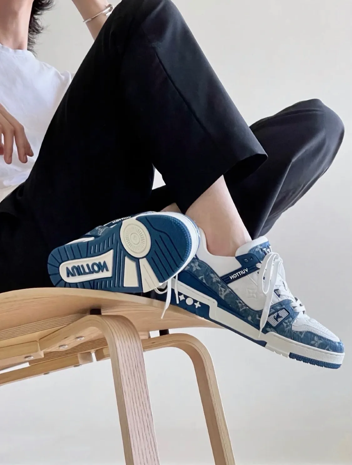 👟👟Ex-factory price 840👟👟 Women's Shoes Factory Purchasing Level ✈️ LV Trainer Latest Series of Couple's Sports Shoes Super Handsome Denim New Style, Very Good-looking ~ A must-have item for fashionistas Top-notch embossed grained calf leather on the upper Original molded T👟👟Ex-factory price U outsole, same texture as the original version Please look for our quality Please pay attention to distinguish the currency materials on the market Men's size: 39-45 Women's size: 35-40 ⚠️Full set of packaging (exclusive z👟👟factory price level anti-theft buckle cannot be sold once disassembled)